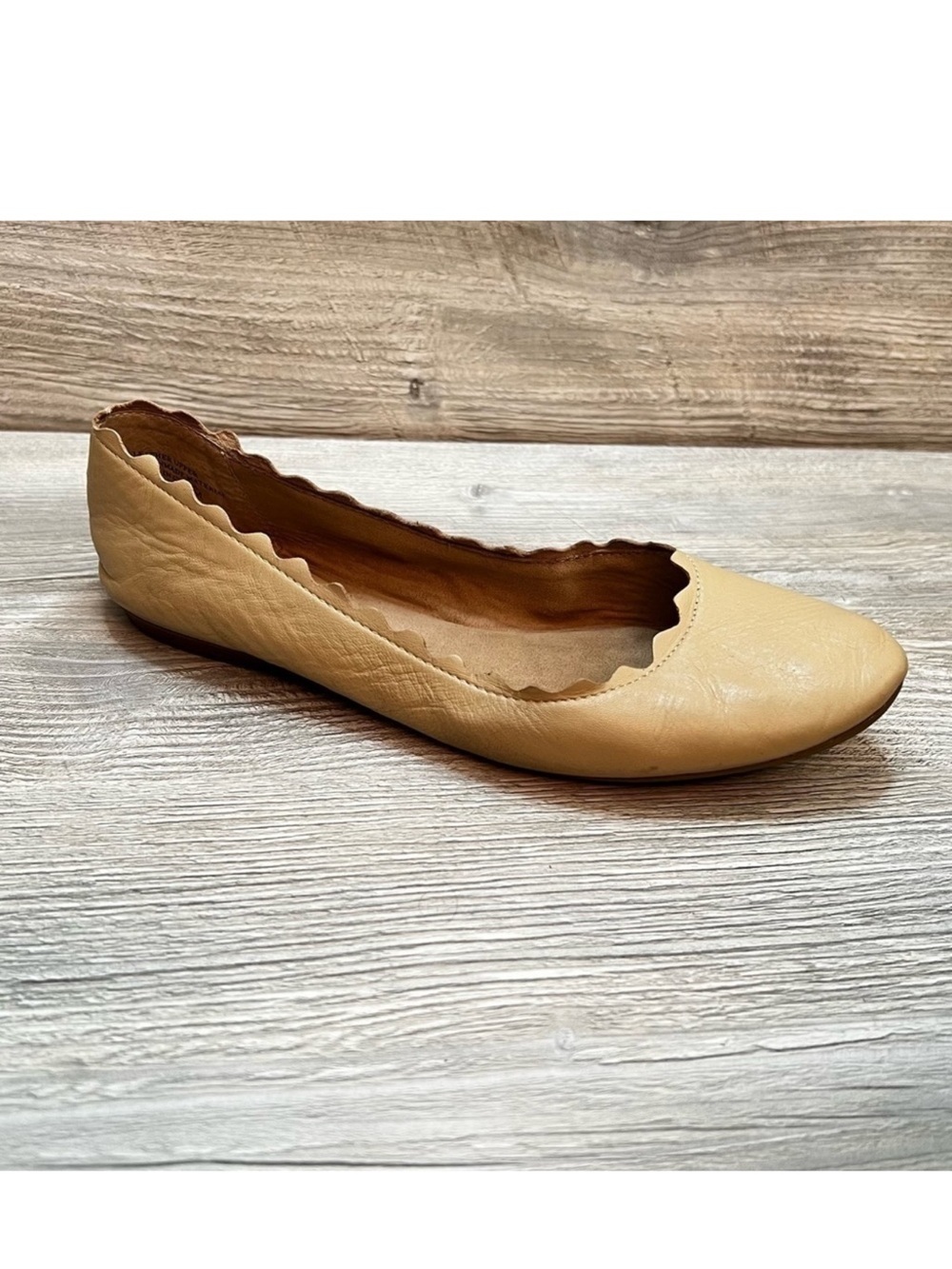 Woman’s Audrey Brooke Winny scalloped leather ballet flats in taupe beige sz 8.5
